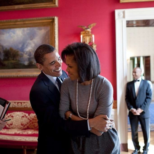 欧巴马被捕捉一系列「默默为老婆撑伞