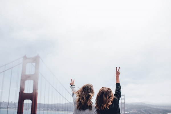 two women making peace sign near the Golden Gate pidge